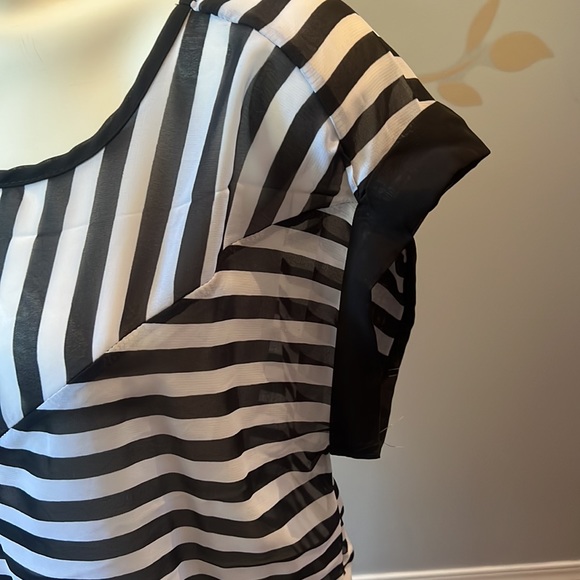 4/$20 Black and White Sheer Top - Picture 5 of 7